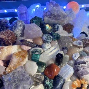 Crystal mystery boxes  - Mystery boxes med kristaller. Du väljer summa och säger några ord om vad du vill ha. (T.ex specifika kristaller du söker eller egenskaper du önskar stärka) så lägger jag ihop ett kit till dig!! 