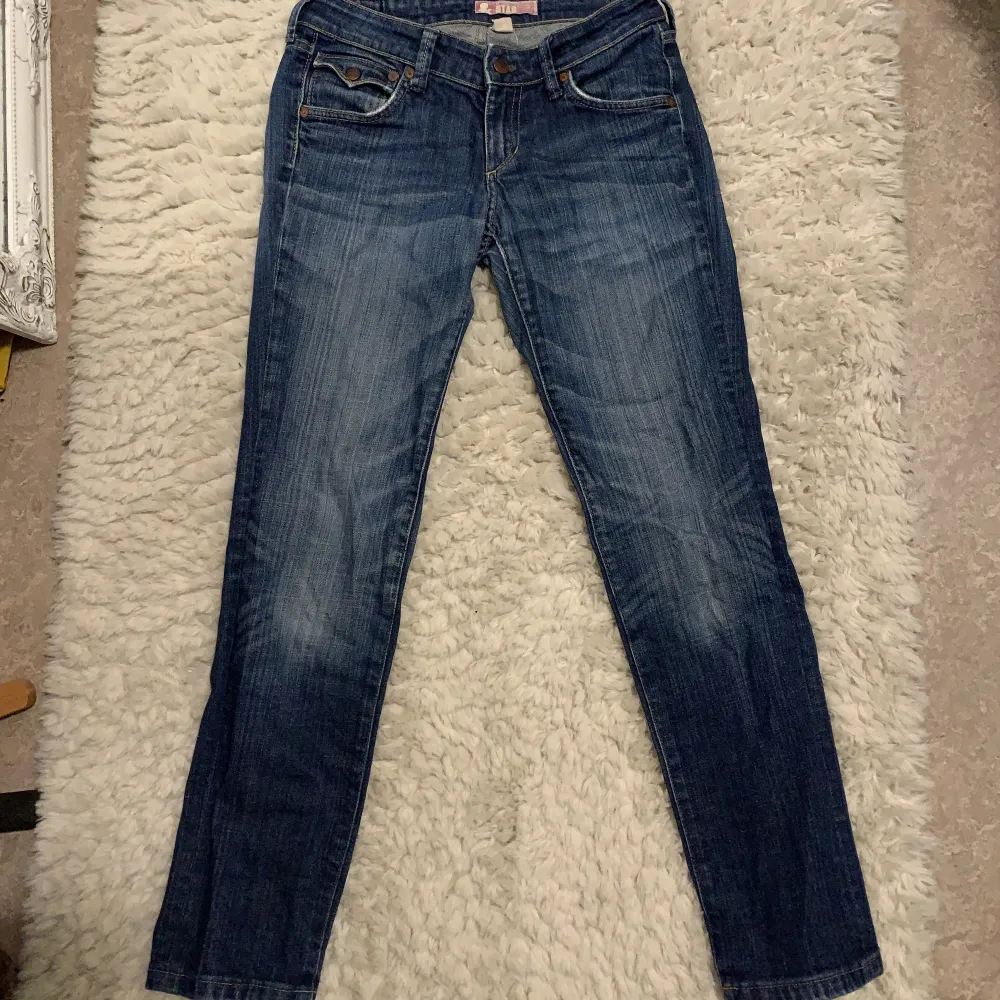Assnygga mörkblå straight low jeans från & Star! Köpta secondhand men i fint skick! . Jeans & Byxor.