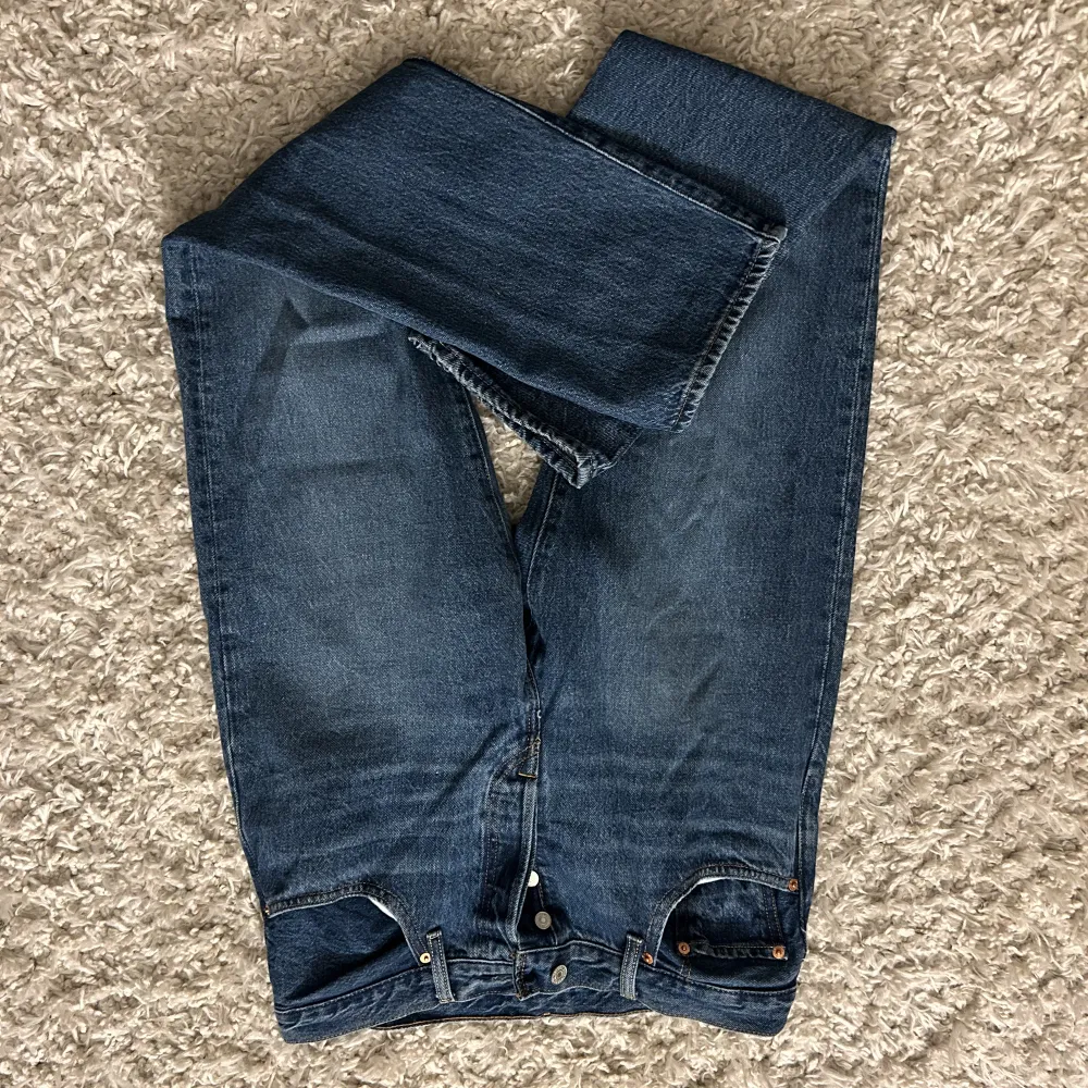 Helt nya levis jeans dom passade mig inte så bra och var ivrig att dra bort lapparna så endast testade. Nypris 1090kr. Jeans & Byxor.