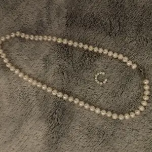 Säljer mitt super fina pärl halsband med ett matchande fake öronhänge❤️