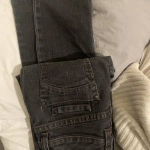 midwaist jeans -  jättefina jeans från kapphal! dom är mid/low waist i strl 36. dom är i bra skick och dom är även sprättade längst ner. jättesnygga bakfickor och färg! kommer ej till användning för mig tyvärr därför säljer jag dom! jag är 167, har oftast 36-38 i byxor💕