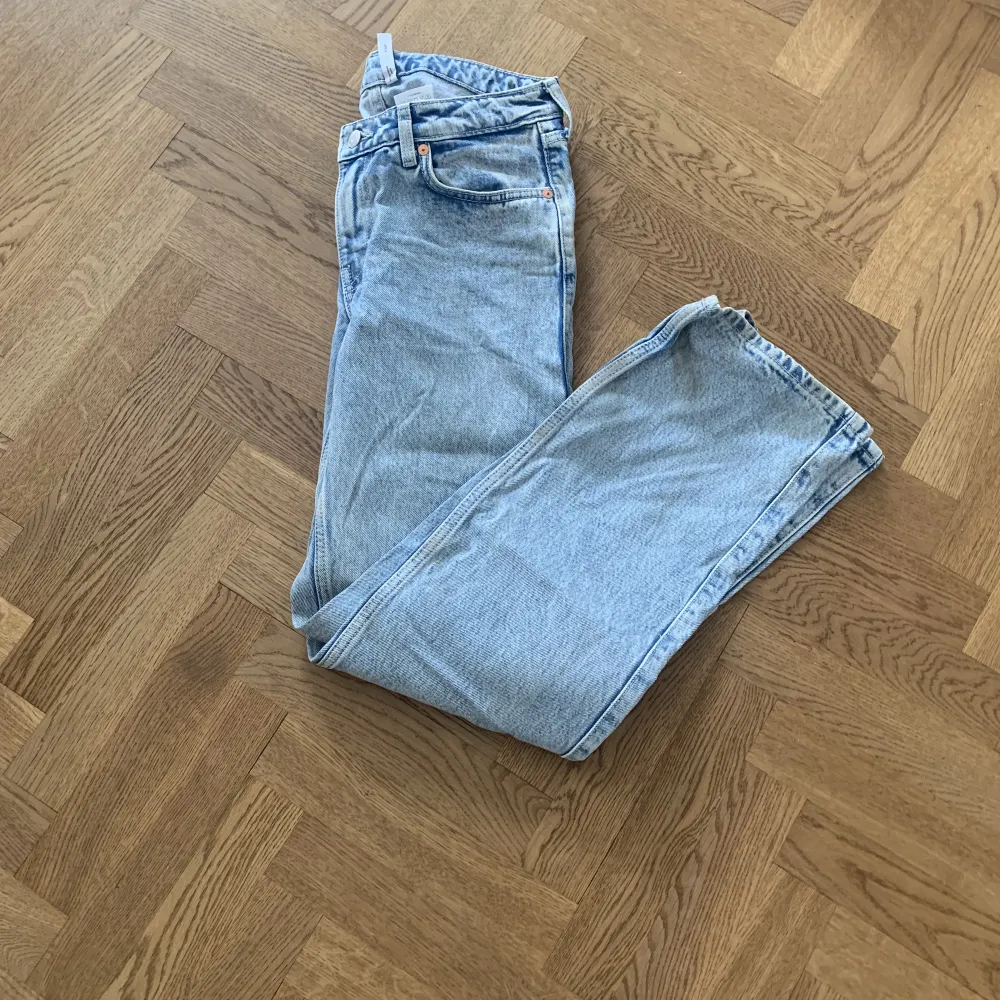 Säljer mina weekday jeans! Dem är i färgen summer blue och storlek 27/32 passar perfekt på mig som är 168💕 dem är i modellen low arrow! Orginalpris 499kr pris kan diskuteras💗. Jeans & Byxor.