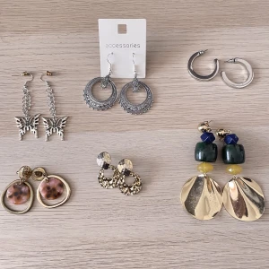 Smycken - Första bild: Alla silver färgade för 10kr. Alla guld färgade för 15kr. Alla örhängen för 25kr.  Andra bild: 15kr styck.   Eller alla smycken för 50kr.