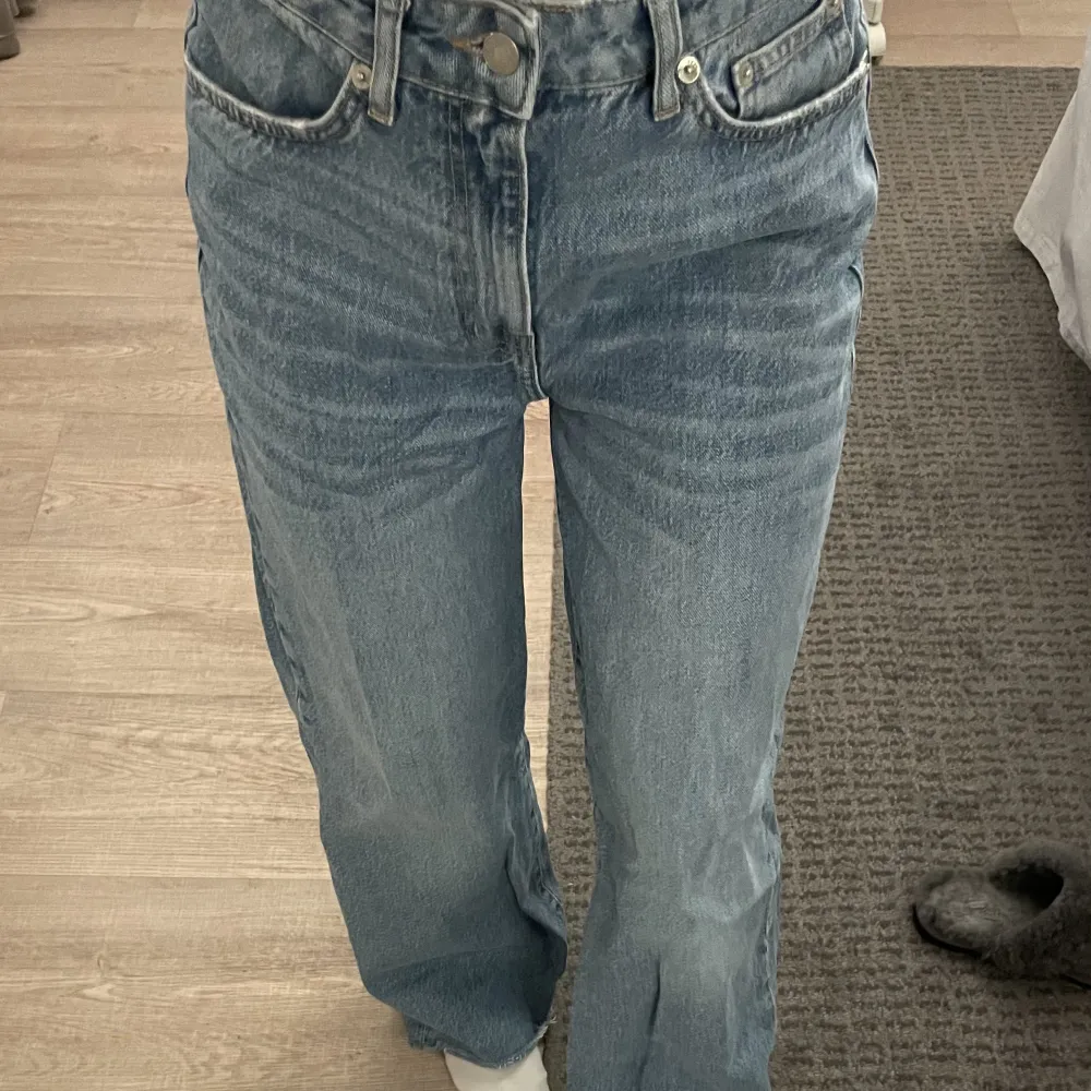 Jättefina jeans från Lager 157. Byxorna är i storlek M, jag har sytt upp dem en bit i benen så dem passar någon som är ungefär 165 cm lång.. Jeans & Byxor.