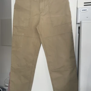 Axel Arigato byxor  - Säljer mina ”Iron pants” från Axel arigato då jag blivit för lång (194cm). Dem är i storlek L. Dem är i bra skick utan skador.   OBS!  Dem vita märken som syns i bilden är stryk märken. Dem försvinner helt efter första tvätten. 