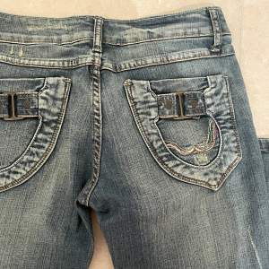 Så snygga lågmidjade jeans som tyvärr va lite för små för mig🥲 passar perfekt på någon med xs/s. Superfina detaljer på fickorna & ascooa framtill🙏🏽 köparen betalar frakt💖