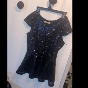 Ginatricot - Paljett-topp - Endast använd 1 gång så den är i nyskick. Strl XS.