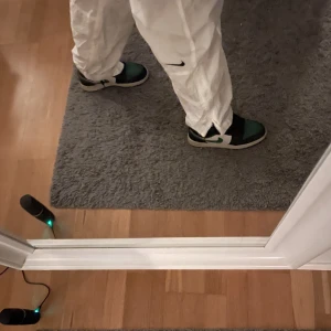 Prasselbyxor Nike  - Säljer mina vita prasselbyxor från Nike då de är förstora🥰köparen står för frakt 