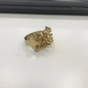 Edblad ring - Jättefin ring från Edblad! Tyvärr förstor för mig. 