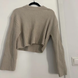 Stickad trlha - Säljer den här jätte fina stickade tröjan som e beige gråa aktig färg storlek xs🤎