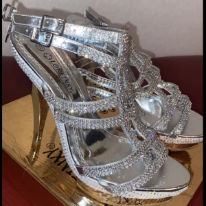 Festklackskor - Helt oanvända fest klackskor silver 