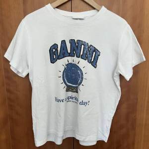 Jättefin T-shirt från Ganni i storlek S, har nån sminkfläck vid halsringningen och under (se bild 2)💕