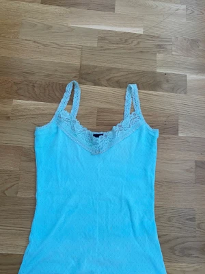 Blått spettslinne - Jättegulligt ljusblått spettslinne i fint skick. Använt fåtal gånger💕