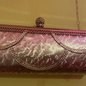 axelväska - silvrig axelväska helt oanvänd bredd 25cm höjd 10cm axelbandet 120cm