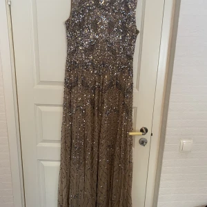 Festklänning  - Helt ny skick! 650kr pris kan diskuteras. Finns i flera andra färger i mindre storlekar. Den här är i storlek 44