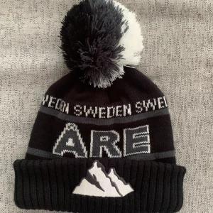 Åremössa - Svartvit åremössa i nyskick. Pris kan diskuteras, budgivning vid flera intresserade. Kontakta vid frågor💞