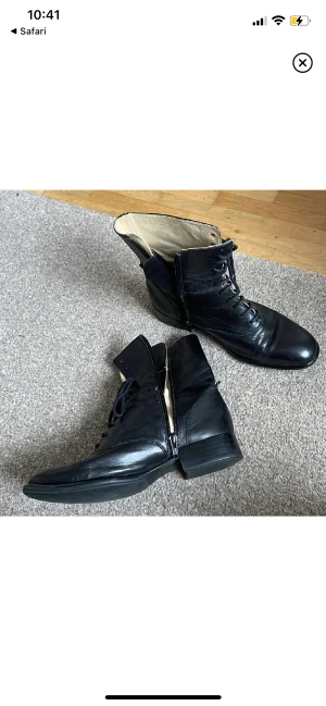 Skor - Sparsamt använda, litet rivmärke på höger fot