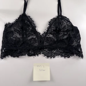 Bralette NAKD - Bralette från nakd i spets, jätte fint skick!