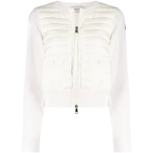 Vit moncler cardigan  - Säljer min vita cardigan från moncler🫶 Fick i present förra året och använd ett fåtal gånger💗 Finns några små fläckar på ena armen men inget som syns💗Är i storlek m men passar mig som är en xs/s också☺️Köparen betalar frakt