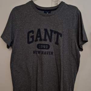 Gant t-shirt i storlek small (jag har vanligtvis medium, men den här passar bra ändå) som använts varsamt och saknar tecken av slitage. Printet är fortfarande helt utan sprickor och ser som nytt ut. Buda på!