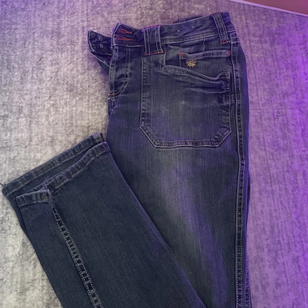 Storlek 32  Extremt snygga och ovanliga y2k second hand jeans . Jeans & Byxor.