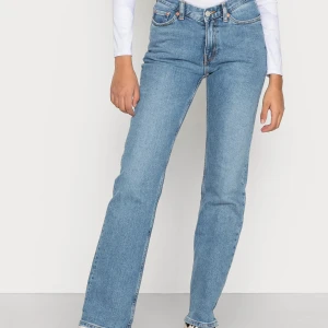 Weekday twig jeans  - Har i både mörk blå och ljusblp och använder inte längre ngn av dem 