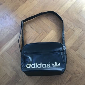 Adidas väska - En riktig fet adidas väska som är stor och har som max plats en dator i bredd och sedan kan man få in mycket mer. Skicket är 8/10 lite smutsig men går att fixa