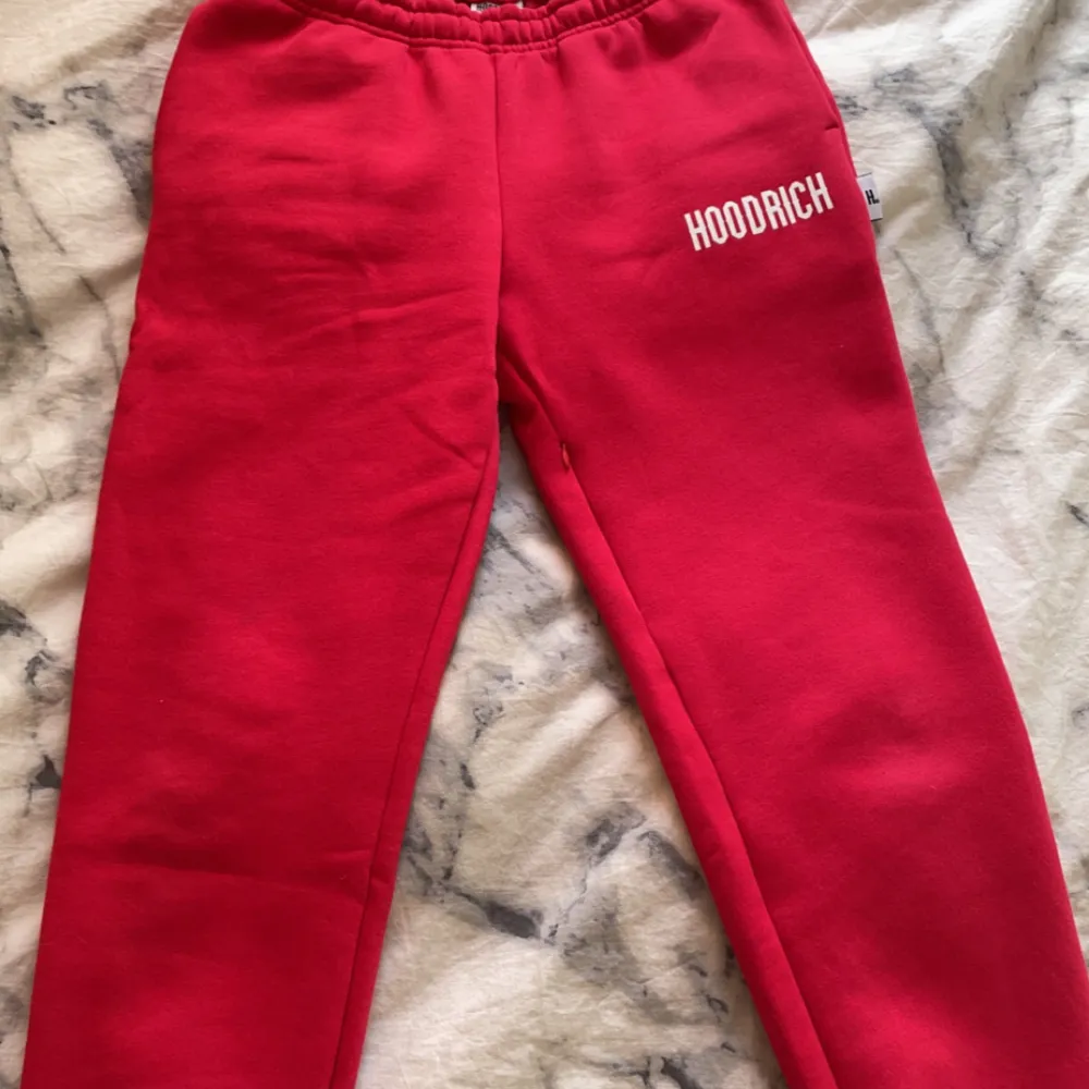 Ett par röda hoodrich byxor, !Helt nya aldrig använda! Säljer för dom är försmå. Köpta för 899kr.. Jeans & Byxor.