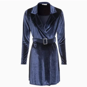 Kavajklänning i sammet - Velvet dress from NLY Trend Size: Small (36-38) Great condition 🤍  V-neck collar Long sleeves Closes with a button and belt at the waist