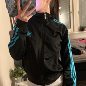 Adidas y2k street zip hoodie - Snygg hoodie