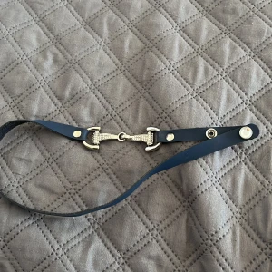 Armband  - Armband i bra skick. Det ska likna en ett hästbett 