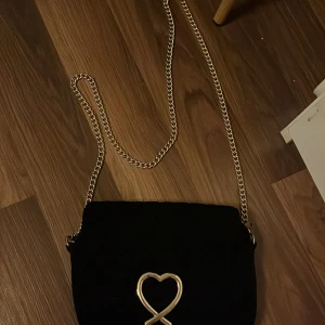 Väska  - Kommer inte ihåg vart jag köpte den ifrån men den e jätte fin och har bara använt den några gånger 