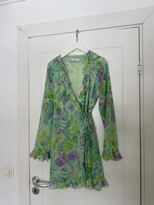 Superfin klänning från Mango perfekt för våren och sommaren! Använd 1 gång, strl M men passar även S. 