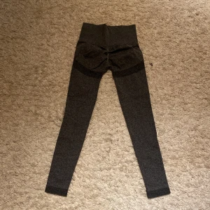 Träningsbyxor  - Ett par super sköna träningsbyxor som ger stöd runt rumpan och som ha hög midja 