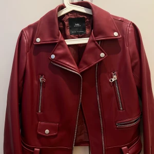 Rödskinjacka  - 1 gång använd rödskinjacka från zara i storlek S