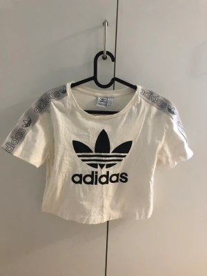 Adidas t-shirt - En helt oanvänd t-shirt från JD sport. Köpte för ca 300 kr. 🤍