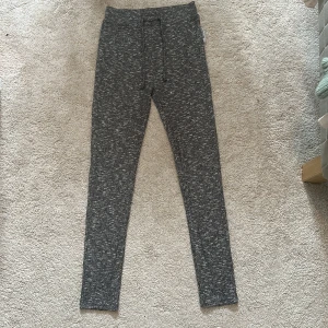 Mjukisbyxor gymshark  - Grå mjukisbyxor från gymshark i storlek S. Använda några gånger men i bra skick. 