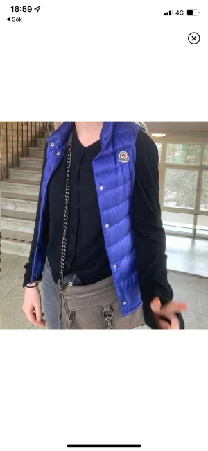 Äkta mocler väst lila  - Bra skick, sparsamt använd.  Säljer pga den har blivit för liten. 