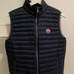 Colmar väst strl. 172 - Sparsamt använd och säljs på grund av att den blivit för liten i storlek. Nypris: 1 999 kr