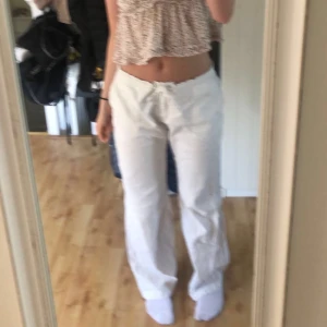 Lågmidjade linnebyxor  - Lågmidjade linnebyxor! Passar även min kompis i länden som är 173❤️ Köp direkt för 400+ frakt❤️