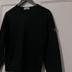 Stone Island Junior Crewneck - Inköpt på NK för 2 år sedan. Knappt använd, skick 9/10