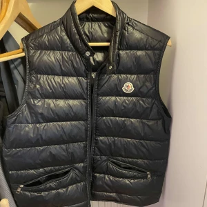 Moncler gui size 3 - Säljer nu min navy blue moncler gui väst. Säljes pga har 2 Andra västar så behöver ej den. Köpt från haiendo kvitto finns. 