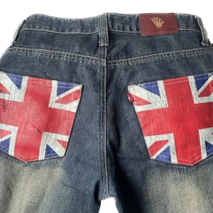 90-tals Jeans - Ascoola straighta, mid/low-waisted jeans med snygga fickor! Det står tyvärr ingen storlek på dom men dom passar mig superbra som har storlek 36-38.  Frakten står du för,  DM:a för mer information och priset går alltid att diskutera!