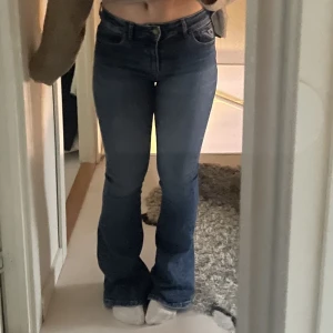 Bootcut jeans  - Säljer dessa skitsnygga bootcut jeansen från lois jeans, endast andvända 1 gång, köpta för 1200.💞