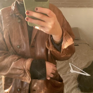Skinnjacka - Vintage skinnjacka köpt på secondhand för 600 kr Oversized i modellen men passar mig som är en S :))