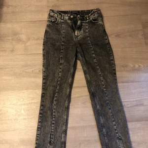 Vintage jeans - Snygga och sköna jeans i en mörkgrå färg. Sömm i mitten av benen och med slits längs ner. Skulle säga att jeansen är lågmidjade/midwaist 