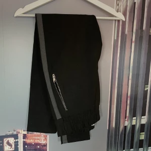 Finbyxor  - Svarta Finbyxor med grått stäck längst sidan. i stretchigt material som knappt är använda (max 3 gånger)