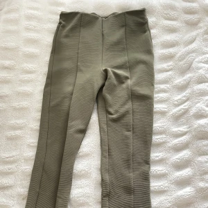 Slitsbyxor - Gröna byxor med slits där nere, använd någon enstaka gång