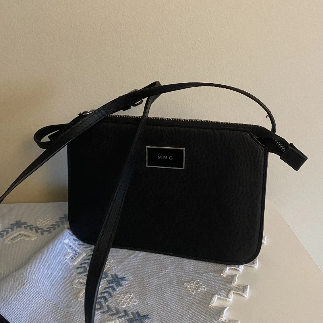 Axelremsväska från Mango