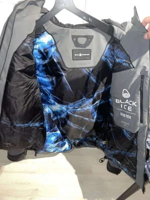 Sailracing Limited edition black ice - Limited edition sailracing jacka. Storlek: M Pris: 3500kr Nypris: 8000kr Skick: 9/10 Intresserad? Skicka ett meddelande om du vill diskutera andra priser eller andra funderingar 